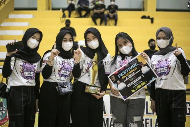 ANGKAT TROFI: Tim e-Sports BCS 3SYG sukses menjadi kampiun di turnamen e-Sports PUBG Mobile Festival Olahraga 5 Cabor Kalimantan Selatan.