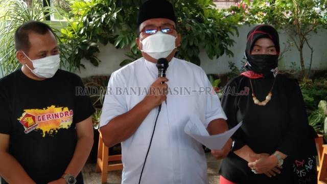 BICARA SPANDUK: Calon Gubernur Kalsel Denny Indrayana saat menggelar jumpa pers di kediamannya di Gang Purnama, Banjarbaru, kemarin. | FOTO: SUTRISNO/RADAR BANJARMASIN