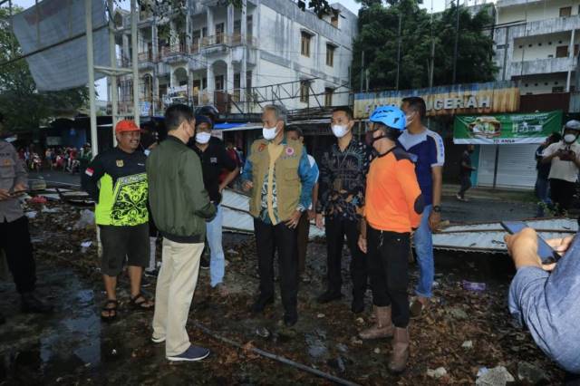 MENINJAU: Sekretaris Daerah Kota Banjarbaru H Said Abdullah didampingi Kepala Dinas Perdagangan Banjarbaru Abdul Basid saat meninjau dan memantau upaya pemadaman api yang membakar Pasar Bauntung lama, Jumat (28/5) tadi. | FOTO: HUMAS DAN PROTOKOL PEMKO BA