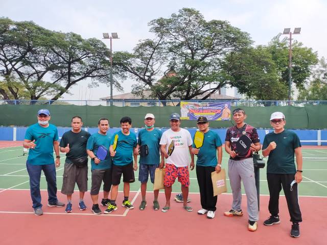 TOTALITAS: PPI Kalsel yang diketuai Rektor ULM Professor Sutarto Hadi (tiga dari kanan) kala mengikuti Kejurnas Pickle Ball Piala Rektor Unesa 2021 di Surabaya, 28-30 Mei tadi. Sutarto bersama PPI Kalsel serius mengembangkan cabor pickle ball di Kalsel.