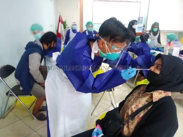 RAPID ANTIGEN: Petugas dari KPU dan Bawaslu untuk PSU 9 Juni dites antigen, kemarin (1/6). Kalau positif, pengganti mereka takkan sempat dicari. | FOTO: WAHYU RAMADHAN/RADAR BANJARMASIN
