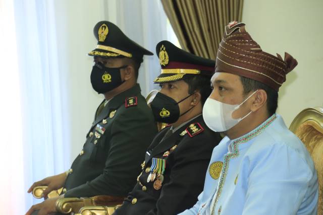 HARI PANCASILA: Wali Kota Banjarbaru H M Aditya Mufti Ariffin SH MH saat mengikuti upacara Peringatan Hari Lahir Pancasila tahun 2021 secara virtual di Ruang Tamu Utama Wali Kota Banjarbaru, kemarin (1/6). | FOTO: HUMAS DAN PROTOKOL PEMKO BANJARBARU