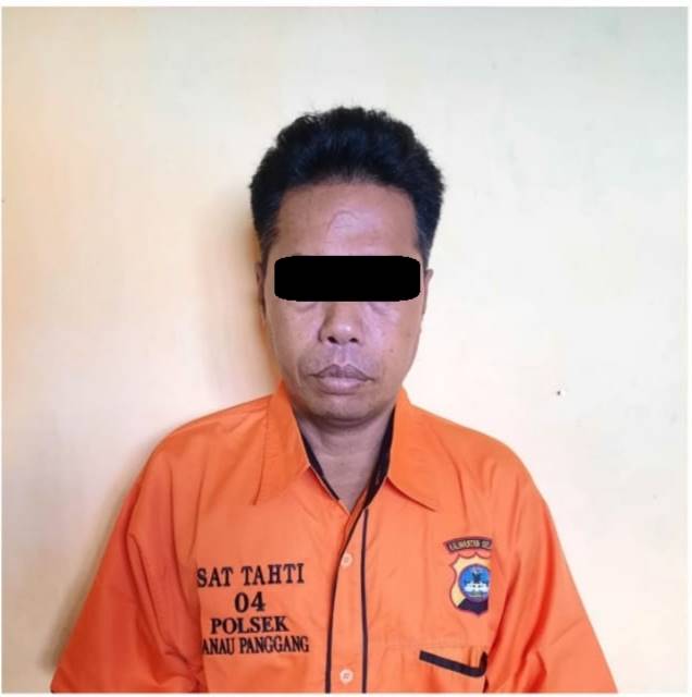 APES: S (40), tersangka penggelapan motor diamankan anggota Polsek Danau Panggang, HSU.