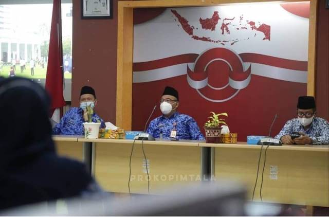 HARLAH PANCASILA: Bupati Tanah Laut yang diwakili oleh Asisten Bidang Pemerintahan Sekretariat Daerah (Setda) Tala H Bambang Kusudarisman bersama Para ASN memgikuti upacara hari lahir pancasila secara virtual.