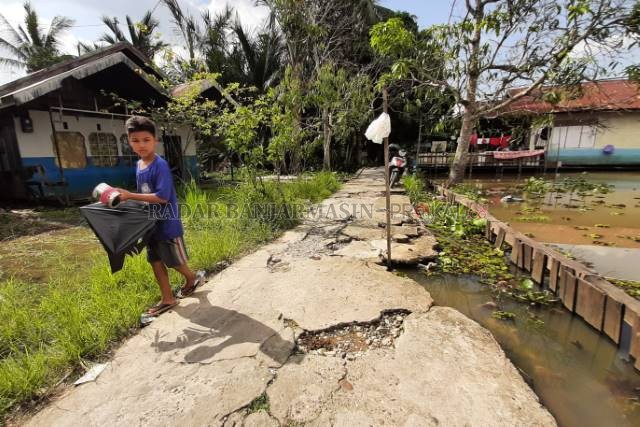 DIHANTAM ABRASI: Pada malam hari, kerusakan jalan di Murung Selong tak mudah terlihat mata. Foto diambil kemarin (2/6) siang. | FOTO: WAHYU RAMADHAN/RADAR BANJARMASIN