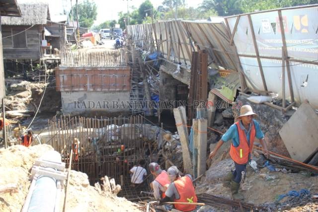 MASIH PERBAIKAN: Perbaikan jembatan di Desa Muara Rintis RT 3 RW 2 masih terus dikerjakan. Ditargetkan awal Agustus sudah bisa dilalui normal. | FOTO: JAMALUDDIN/RADAR BANJARMASIN