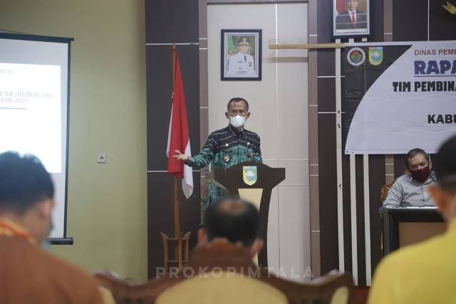 RAKOR: Bupati Tanah Laut H M Sukamta saat memberikan arahan pada Rapat Koordinasi Tim Pembina BUMDes Kabupaten Tanah Laut Tahun Anggaran 2021.