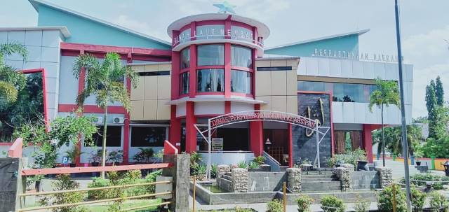 DAYA TARIK: Dinas Perpustakaan dan Kearsipan Kabupaten Tanah Laut kini memiliki kedai kopi.