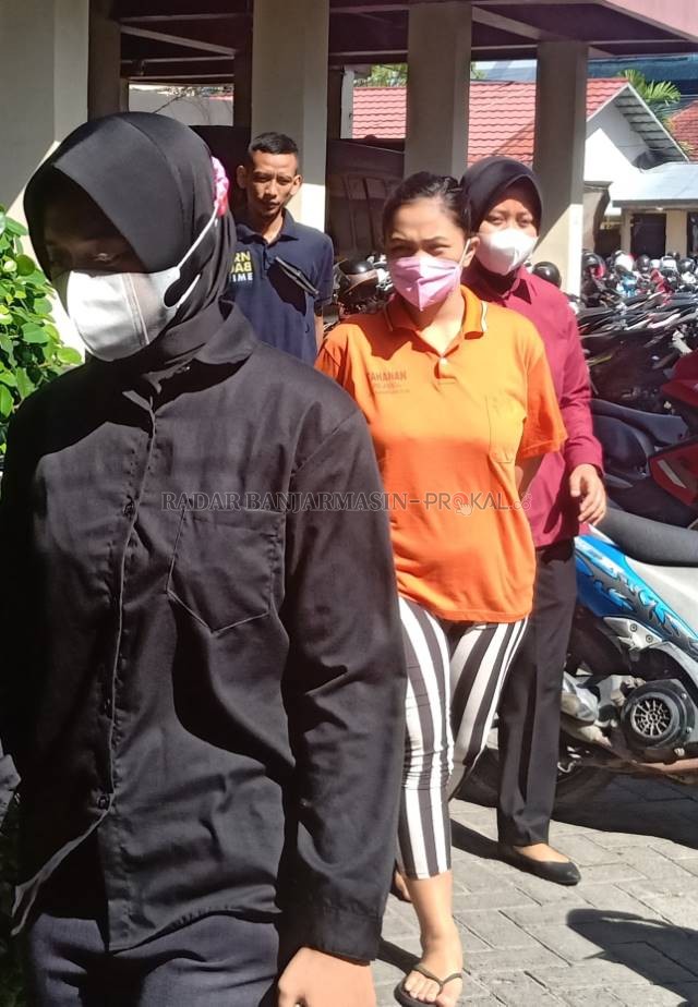 TEGA BETUL: Tersangka DL mengenakan kaus oranye di Mapolresta Banjarmasin, Kamis (3/6). | FOTO: POLRESTA BANJARMASIN FOR RADAR BANJARMASIN