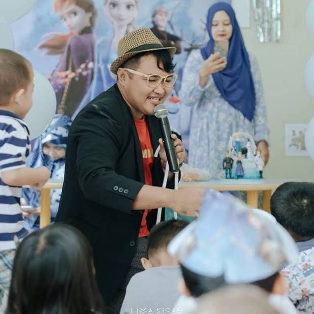 SEBELUM PANDEMI: Pelaku entertainment asal Banjarbaru, Eqy Morres saat menjadi MC. Kini job sebagai pembawa acara yang diterimanya turun drastis. | FOTO: IST