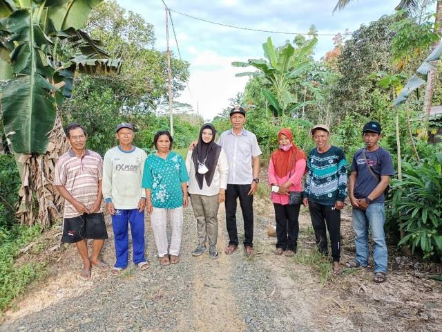 Ketua PKK Kusan Tenga Ika Siwi (tengah) saat mengunjungi Desa Karya Bakti, melihat kesiapan desa ini mengikuti lomba desa 2021