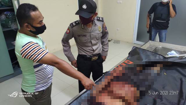 ihabisi teman nongkrong. Itulah yang menimpa M Rizky, Sabtu (5/6) sekitar jam 10 malam.