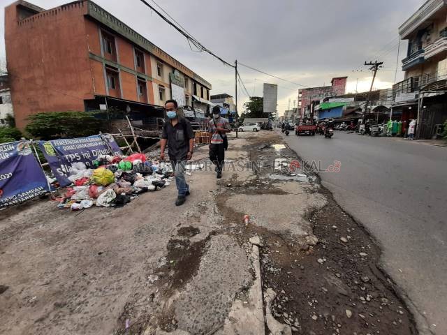 BIKIN KUMUH: Sampah kembali menumpuk di Jalan Veteran dekat Pasar Kuripan. Padahal, spanduk penutupan TPS sudah terpasang berbulan-bulan. | FOTO: WAHYU RAMADHAN/RADAR BANJARMASIN