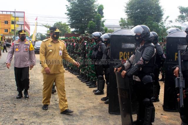 SIAP SEDIA: Apel kesiapan dan pergeseran pasukan dalam rangka pengamanan pemungutan suara ulang pemilihan Gubernur dan Wakil Gubernur Provinsi Kalimantan Selatan di Lapangan Polda Kalsel, Jalan A Yani Km 21, Banjarbaru, kemarin. | FOTO:  SUTRISNO/RADAR BA