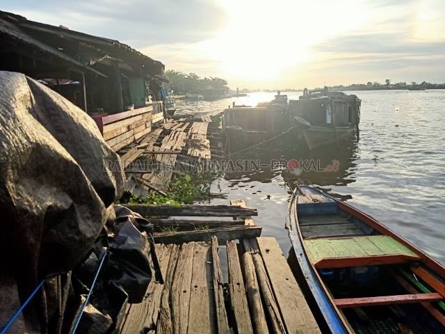 RUSAK PARAH: Titian yang biasa dijadikan sandaran kapal besar pedagang di dermaga Pasar Marabahan jebol. | Foto: Ahmad Mubarak/Radar Banjarmasin