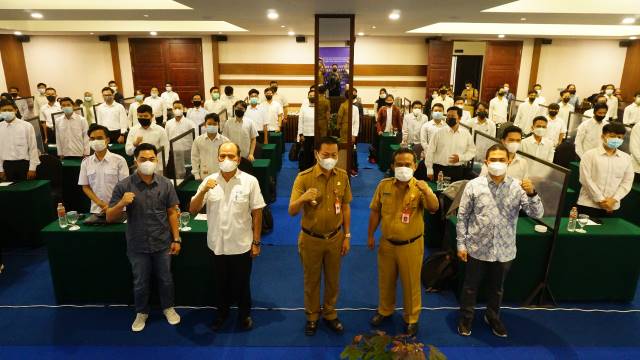 PEMBUKAAN: Wakil Wali Kota Banjarbaru Wartono SE didampingi Kepala Diskominfo Kota Banjarbaru Iwan Hermawan, saat membuka acara Vocational School Graduate Academy (VSGA) di Grand Dafam Q Hotel Banjarbaru, kemarin (7/6). | FOTO: HUMAS DAN PROTOKOL PEMKO BA