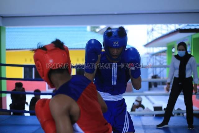 UJI PUKULAN: Petinju Popda Banjarmasin menjalani latih tanding dengan petinju Popda Kabupaten Tanah Laut di Sasana Tinju Wisma Antasari.