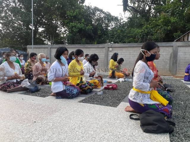 SEMBAHYANG: Umat Hindu Desa Labuan, Kecamatan Batang Alai Selatan khusyuk berdoa di Pura Datu Magintir. Suasana ibadah kali ini berbeda karena dipimpin langsung oleh Shri I Gusti Ngurah Arya Wedakarna, Senator DPD RI.