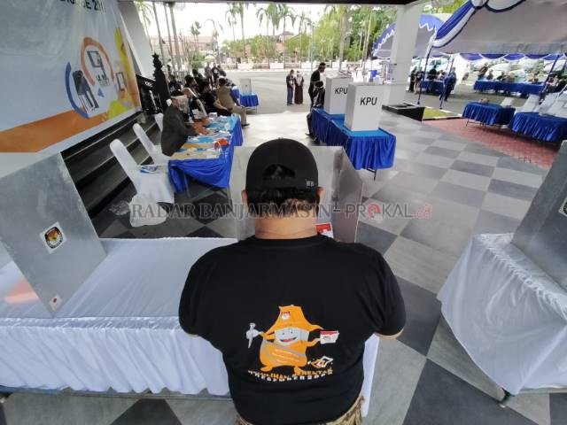 JANGAN SAMPAI LENGAH: Simulasi pencoblosan Pilkada 2020 di halaman Gedung Sultan Suriansyah pada 2020 lalu. | FOTO: DOK/RADAR BANJARMASIN