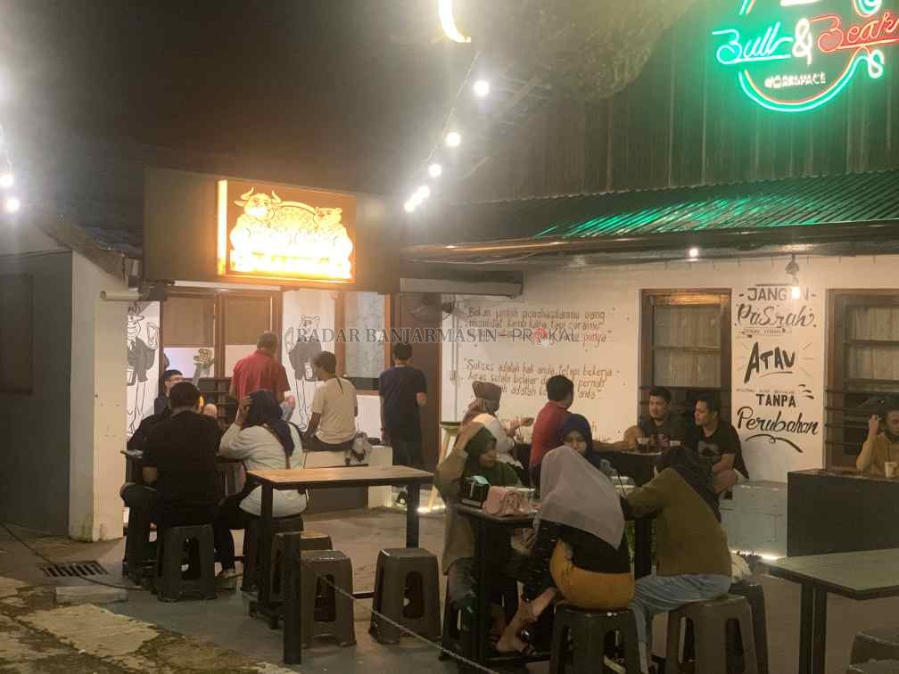 TEMPAT ASIK: Bull & Bear, tempat nongkrong yang asik dan recomended buat anda milenial yang tertarik berbisnis.