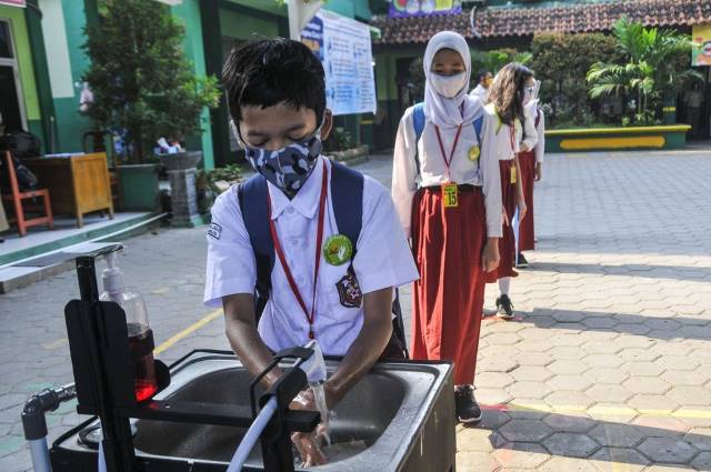 TERTIB: Siswa sekolah dasar saat akan masuk kelas untuk pembelajaran tatap muka. Tingkat SMA dan SMK di Kalsel belum bisa dipastikan bakal mengikuti.