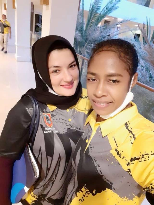 AKRAB: Pegulat putri Kalsel Nastrusnicu Roxana Andreea berfoto bersama petinju putri Kalsel Sylva Lauratu dalam sebuah acara di Banjarmasin, belum lama tadi. Keduanya saling support menuju penampilan di PON Papua.