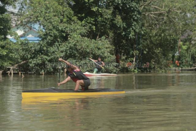 UJI MEDAN: Tim dayung Popda Tanah Laut menjalani try out ke Banjarmasin untuk menguji medan air di Kota Seribu Sungai.
