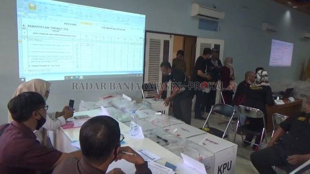 HITUNG CERMAT: Rekapitulasi hasil Pemungutan Suara Ulang (PSU) Pilgub Kalsel di Banjarmasin, kemarin.. | FOTO: M OSCAR FRABY/RADAR BANJARMASIN
