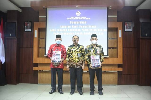 PRESTASI: Bupati Tanbu Zairullah Azhar (kanan) bersama Ketua DPRD Supiansyah (kiri) foto bersama saat menerima predikat WTP 2020 dari Kepala BPK Kalsel M Ali Asyhar (tengah), Jumat (11/6) lalu.