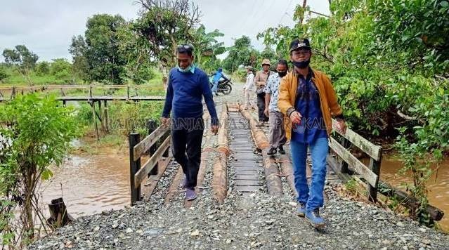 JALAN KUTABAMARA: Wakil Bupati Batola Rahmadian Noor meninjau Jalan Kutabamara, tahun 2020 kemarin.
