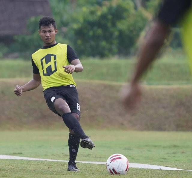 GABUNG LAGI: Bagas Kaffa mengikuti latihan bersama skuat utama Barito Putera di Yogyakarta setelah lama menepi karena mengalami cedera engkel.