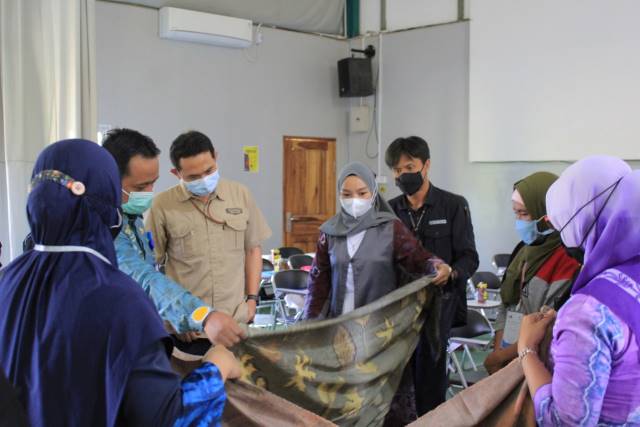 PELATIHAN: PT Arutmin Indonesia Tambang Asam-asam melalui Himpunan Pemberdayaan Masyarakat Tambang (HPMT) mengadakan kegiatan “Pelatihan Ecoprint & Sasirangan bertajuk Wanita Berdaya (WANDA) 4.0”.