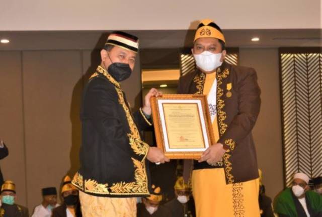 BERSAMA SULTAN BANJAR: Pangeran Syarif Habib Abdurahman Bahasyim menerima piagam dari Sultan H Khairul Saleh.