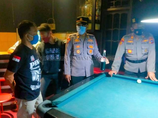 AKSI: Anggota Polres HSU saat aksi razia tindak premanisme di Kota Amuntai. | FOTO: MUHAMMAD AKBAR/RADAR BANJARMASIN