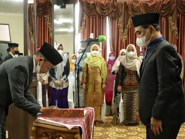 RESMI: Bupati Tanbu Zairullah Azhar (kanan) melantik Sekda Ambo Sakka, Senin (14/6).