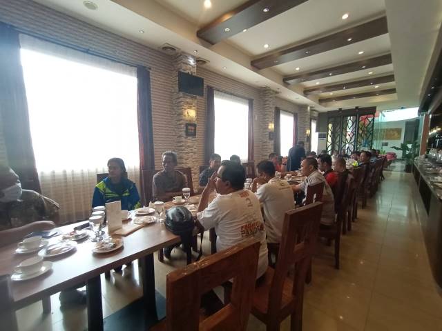 SATU SUARA: Pertemuan 41 klub otomotif di Banjarbaru, Sabtu (12/6). Perwakilan klub tersebut mendesak IMI Kalsel agar segera menggelar Musprov.