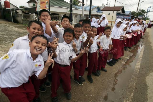 MENUJU PPDB SD: Disdik Kota Banjarbaru memberlakukan jalur zonasi minimal 70 persen dalam PPDB jenjang SD. Foto diambil sebelum pandemi Covid-19. | Foto:  Muhammad Rifani/Radar Banjarmasin