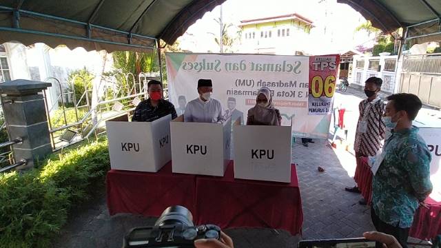 DIHITUNG: Wakil calon petahana Muhidin saat menyalurkan hak pilih pada PSU Pilgub Kalsel, 9 Juni lalu