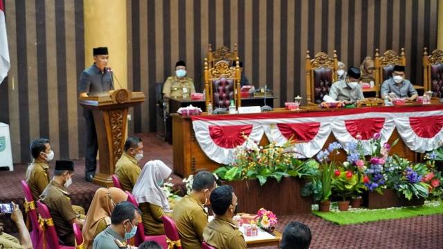 LEGISLASI: Sekda Pemkab Tanbu Ambo Sakka membacakan jawaban terkait pandangan umum fraksi DPRD Tanbu.