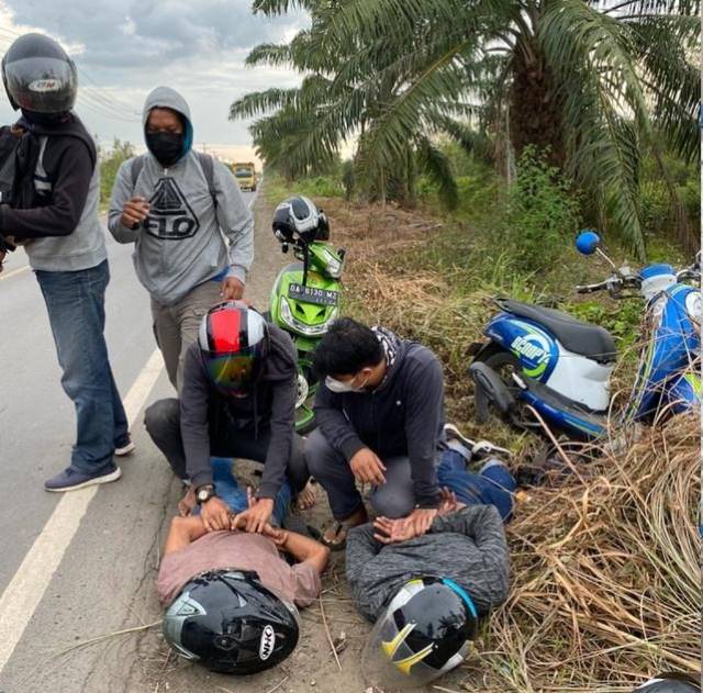 TANGKAP TANGAN: Seksi Pemberantasan BNNK Batola saat melakukan tangkap tangan dua warga Barabai atas kepemilikan narkoba jenis sabu di jalan Marabahan-Banjarmasin. | FOTO: BNNK BATOLA FOR RADAR BANJARMASIN
