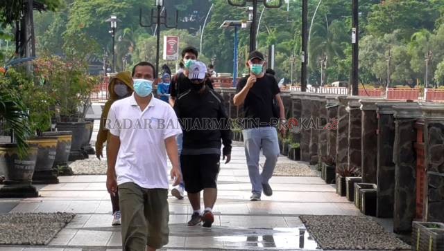 Saban liburan akhir pekan, muncul kerumunan di Siring Pierre Tendean. Pengunjung plus pedagang kaki lima. Padahal, jelas-jelas kawasan siring tepian Sungai Martapura masih ditutup karena pandemi.