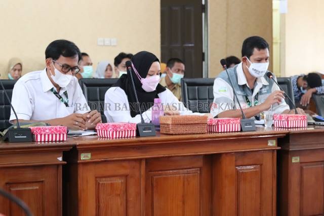 MEDIASI: CSR Department PT Adaro Indonesia saat menghadiri panggilan dari DPRD Kabupaten Balangan. | FOTO: WAHYUDI/RADAR BANJARMASIN.
