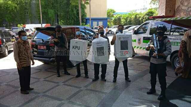 KOTAK SUARA: Dikawal ketat aparat, kotak suara sudah tiba di G-Sign Hotel Banjarmasin.