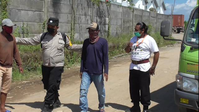 RESPONSIF: Bhabinkamtibmas Aipda Abdul Azis saat bertindak di Lingkar Selatan.