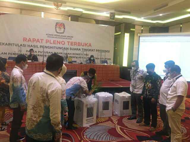 BUKA KOTAK: Rekapitulasi hasil perolehan suara PSU Pilgub Kalsel dimuali. Diawali Kabupaten Tapin.