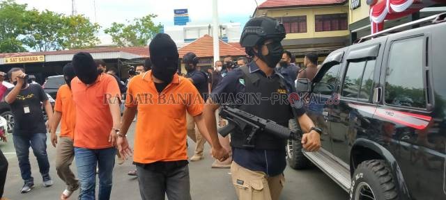 BERGANDENGAN: Ketiga tersangka penyelundup ini diancam hukuman penjara seumur hidup, bahkan hukuman mati. | FOTO: MAULANA/RADAR BANJARMASIN