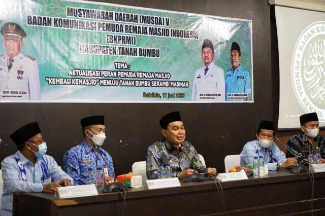 TARGET: Bupati Tanbu Zairullah Azhar menyampaikan sambutan pada Musda V BKPRMI.