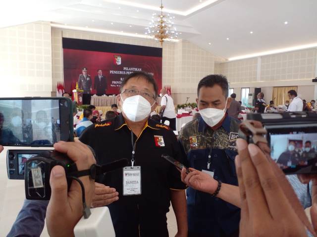 BAHAS PROGRAM: Ketua Harian Perbakin Kalsel Hadi Nugaraha Gema kala diwawancara awak media pada agenda Rakerprov Perbakin Kalsel di Gedung Chandra, Rabu (16/6).