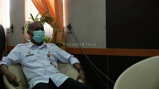 RAPAT: Sekretaris Daerah Tanah Laut H Dahnial Kifli saat mengikuti rapat koordinasi pengendalian Covid-19 di Lounge VIP, Rabu (16/6).