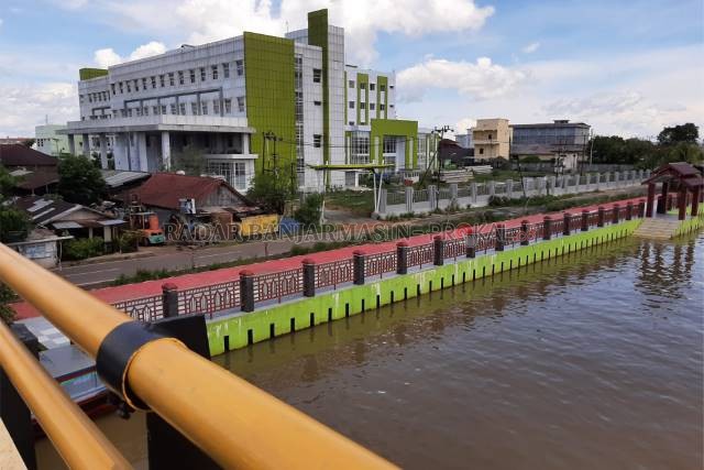 MILIK PEMKO: RSUD Sultan Suriansyah di tepian Sungai Martapura. Persisnya di Jalan Rantauan Darat, Banjarmasin Selatan, dipotret kemarin (17/6). | FOTO: WAHYU RAMADHAN/ RADAR BANJARMASIN